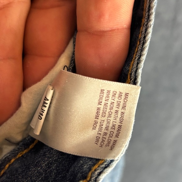 Old Navy Sz 0 Distressed Blue Jean Mid-rise Shorts w/4” inseam - Picture 8 of 10